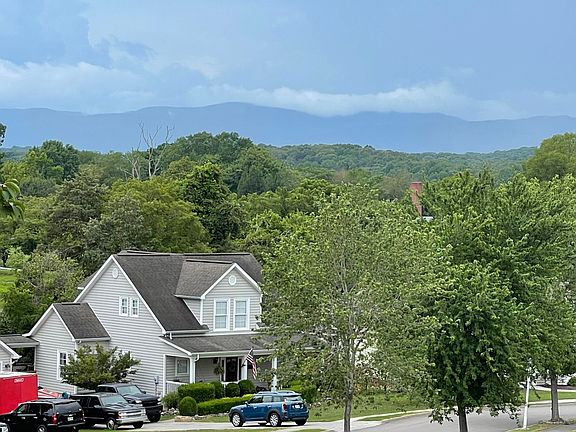 5th image of Larkspur Dr