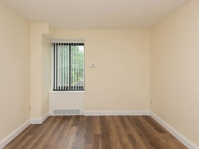 Lakewood Apartments — Photo 42