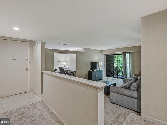 5th image of 15 Silverwood Cir APT 6