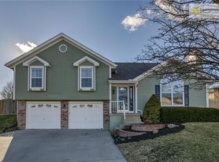 228 NE Victoria Pl, Lees Summit, MO 64086