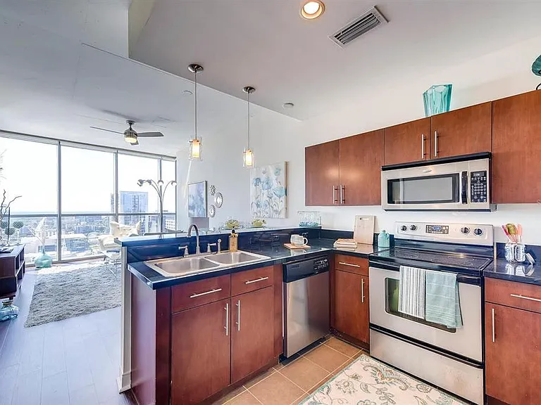 1114 E Washington St — Photo 12