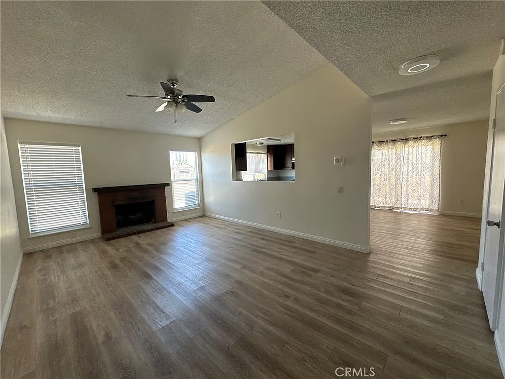 3 bed, 1301 sqft, $2,590 — Photo 3