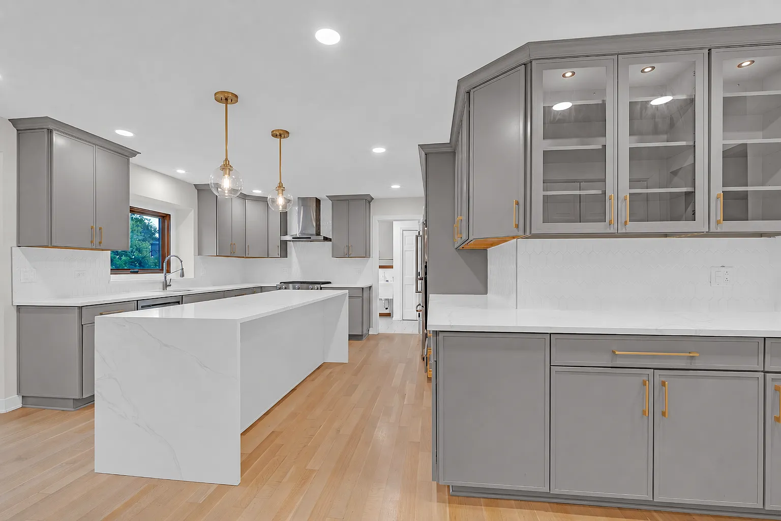 4 bed, 3200 sqft, $5,750 — Photo 3