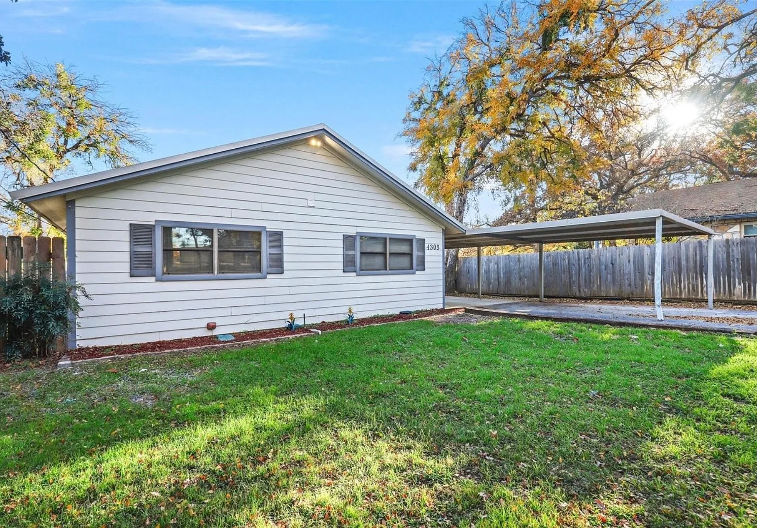 3 bed, 2.0 bath, 1189 sqft, $2,900 — Photo 2