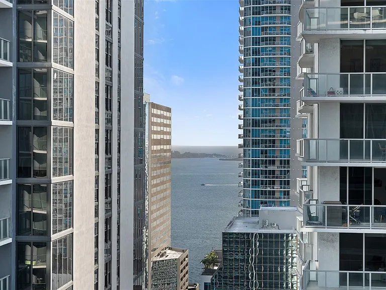 Brickell Plz — Photo 11