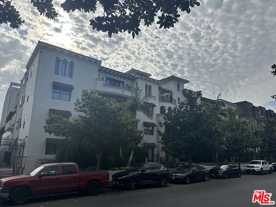 122 N Clark Dr #105