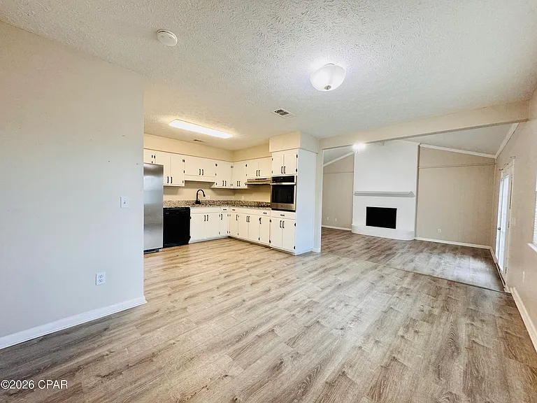 618 Gabriel St — Photo 2