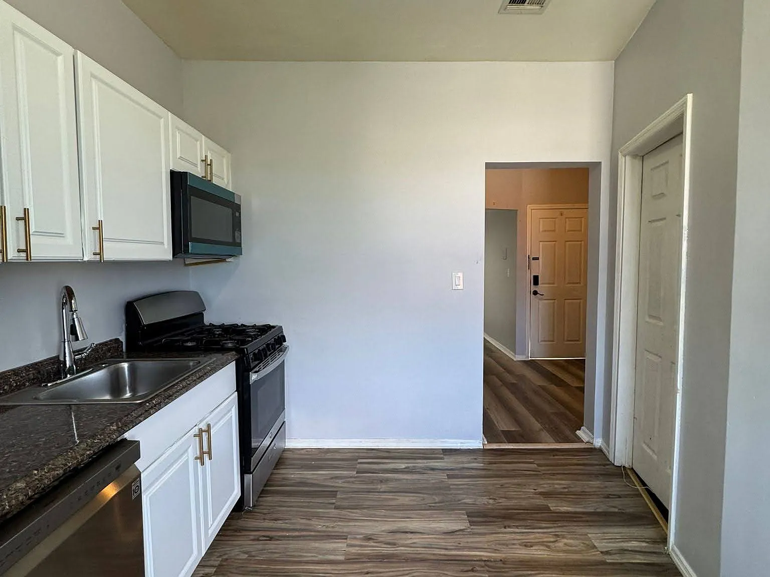 3 bed, $2,300 — Photo 2