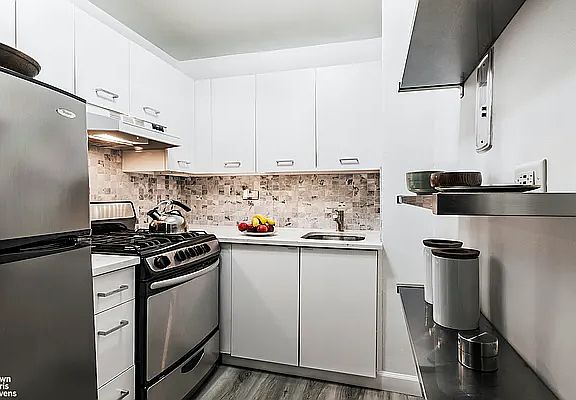 5th image of 430 W 34th St APT 9G