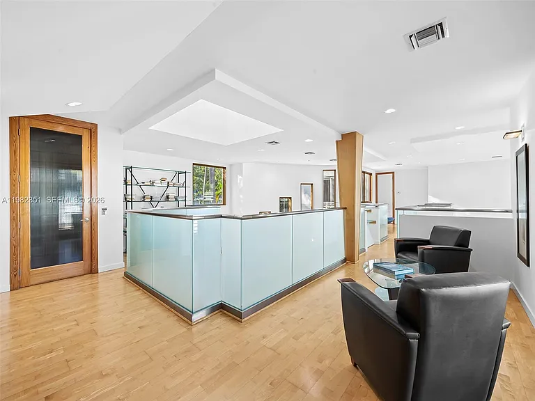 450 Victoria Ter — Photo 20