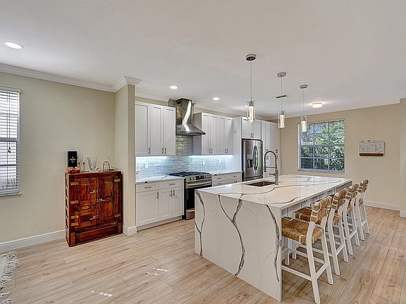 4th image of 725 Duchess Court