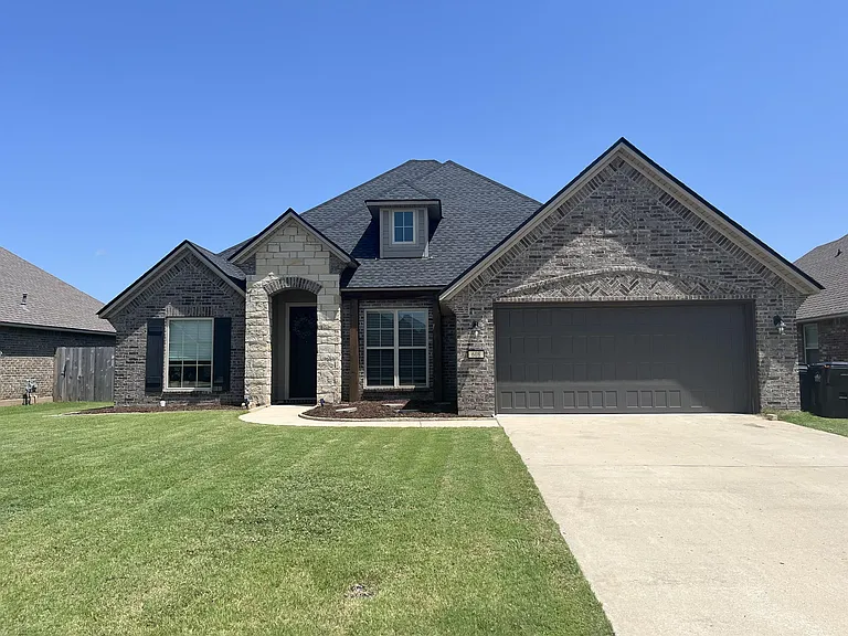 608 LaBarre Lane
Bossier City, LA 71111
Waterford Bend Subdivision (Next to Legacy)
