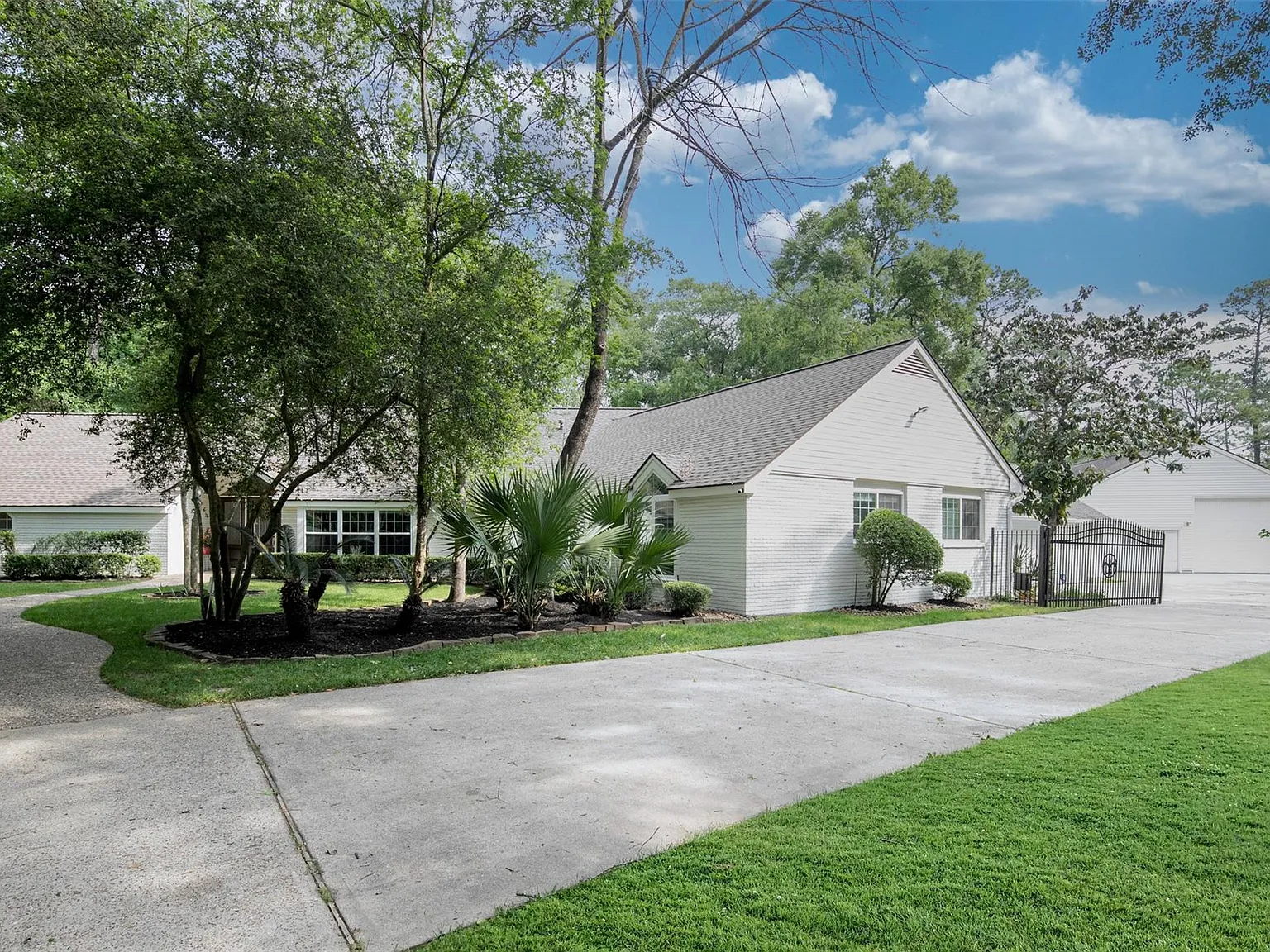 5 bed, 5.0 bath, 3772 sqft, $6,100 — Photo 4