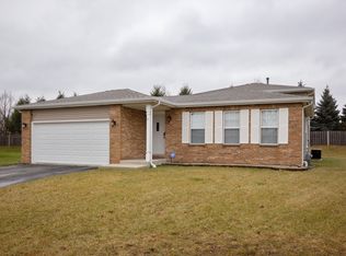 8 Caribou Ct, Bolingbrook, IL 60490