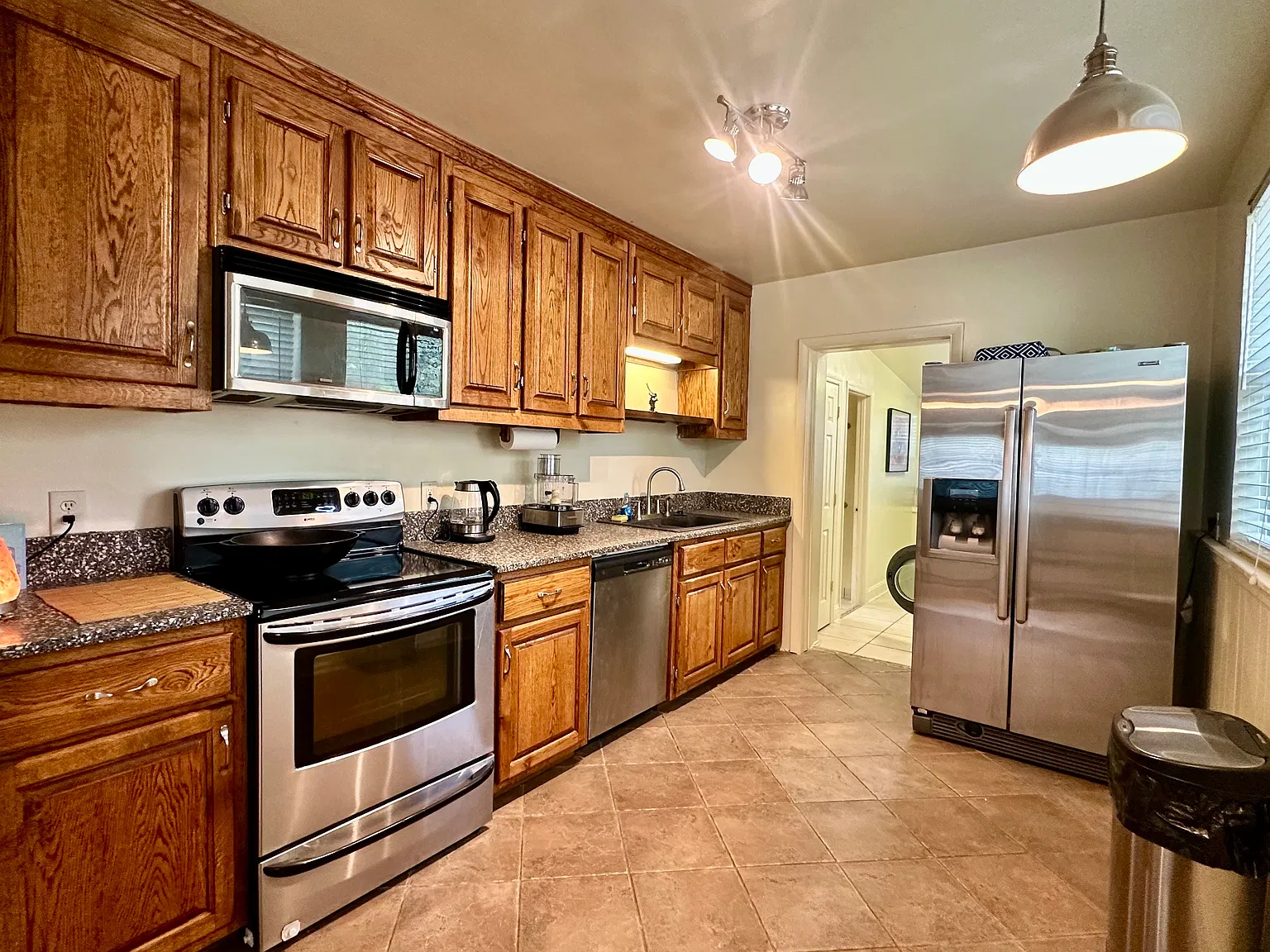 3 bed, 1216 sqft, $1,900 — Photo 2