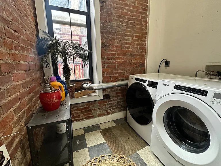 1411 Main St — Photo 3