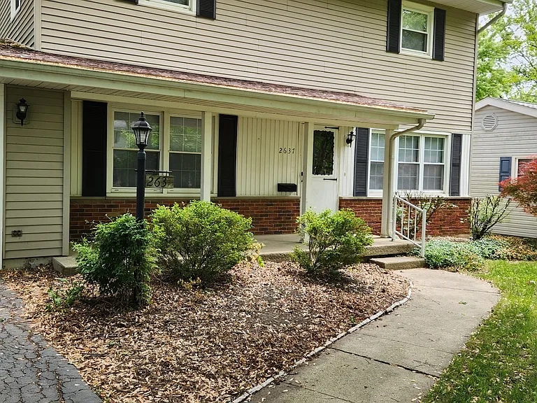 2637 Hollybrook Dr — Photo 1