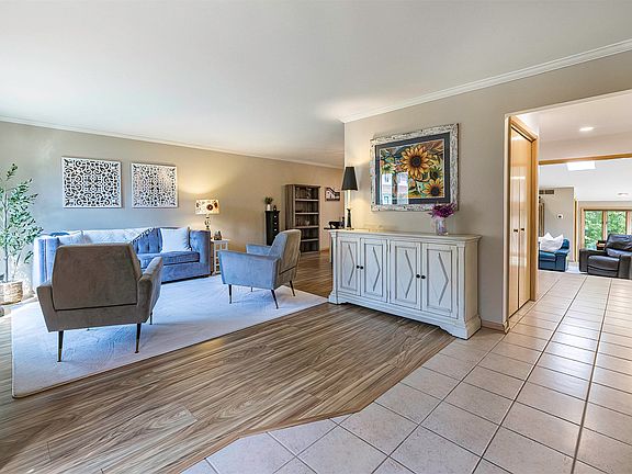 3rd image of 305 Greenhurst Dr