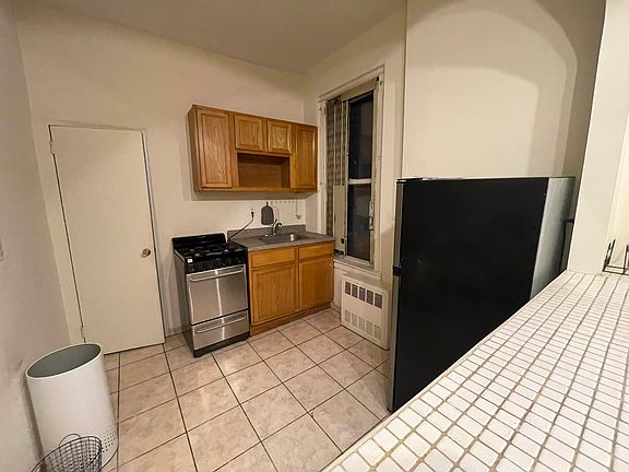 5th image of 300 E 92nd St APT 5A