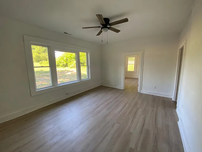 607 Glasgow Rd — Photo 2