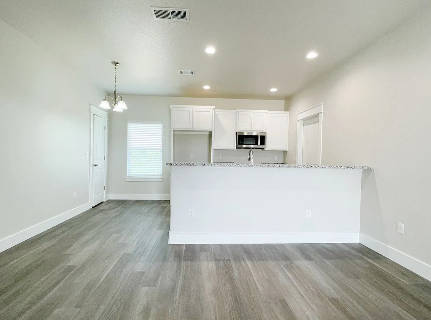 Cozy 3 bed, 2 bath close to City Center — Photo 2