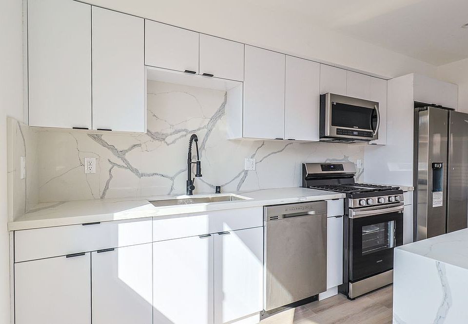 1st image of 2421 Carmona Ave