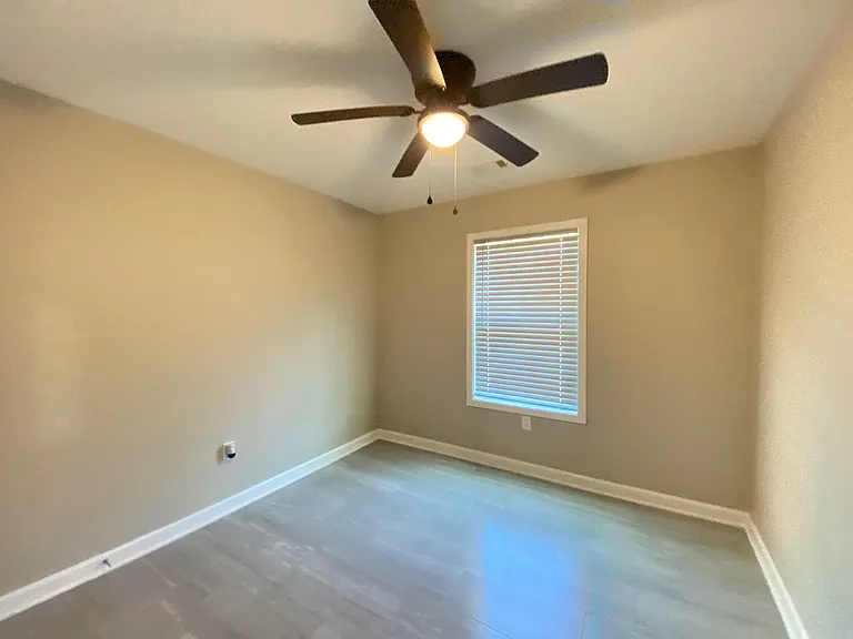 2412 Loop Acres Dr — Photo 9