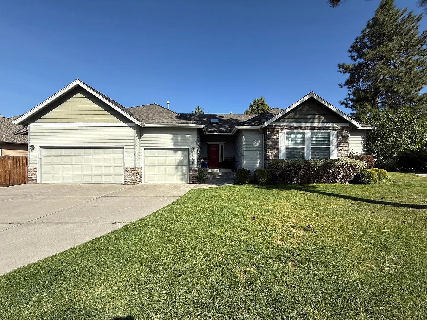 Spacious 4 Bed/ 2.5 Bath Single Family Home - SE Bend — Photo 1