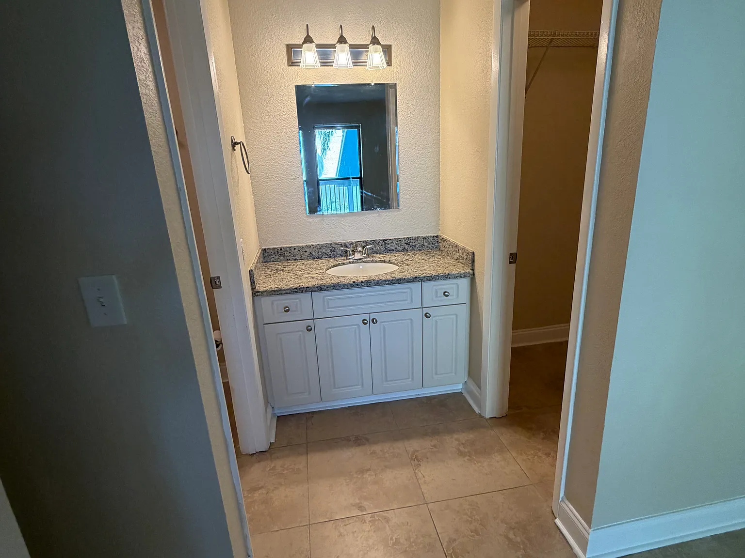 2 bed, 898 sqft, $1,800 — Photo 2