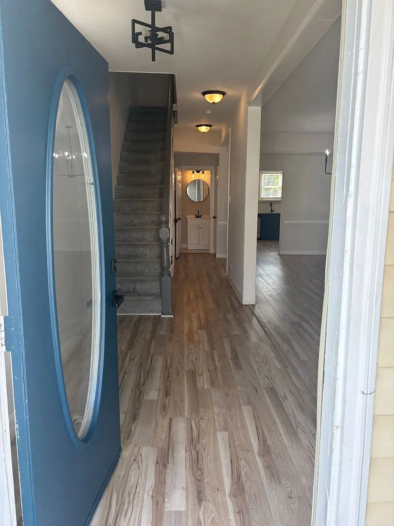 Single Family 3 Bedroom Richmond & Manchester Neighborhood — Photo 3