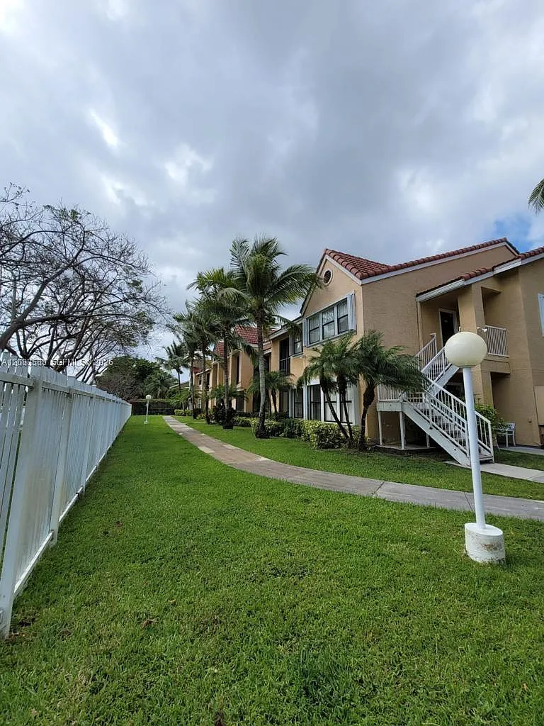 Biscayne Beach Club Condo — Photo 4