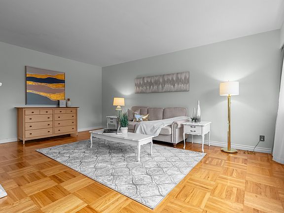 5th image of 1750 Esquimalt Ave #402
