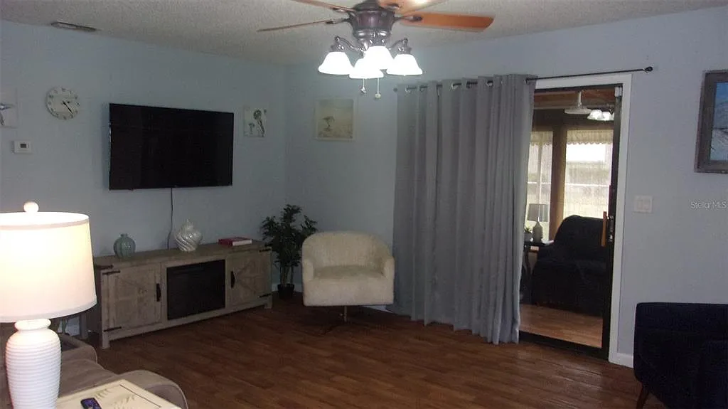 2 bed, 1.0 bath, 864 sqft, $1,300 — Photo 4