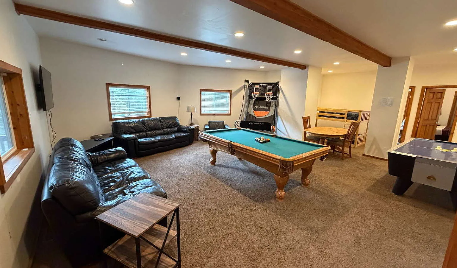 8 bed, 4.0 bath, 5052 sqft, $8,000 — Photo 2