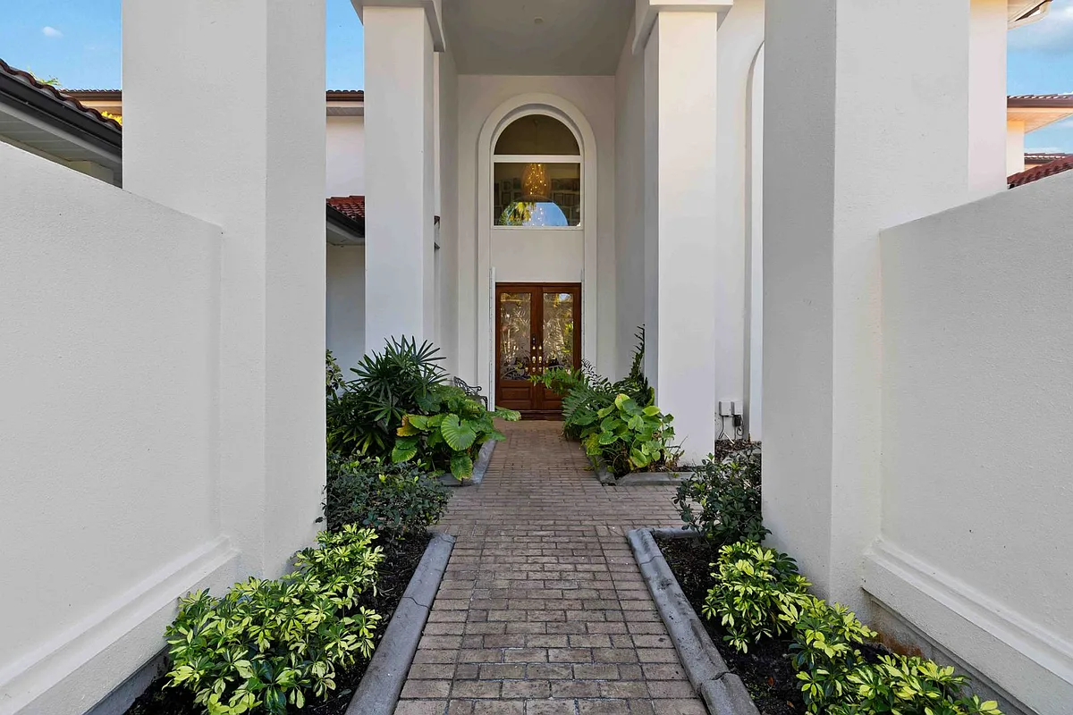 Building Photo - 4048 Las Palmas Way