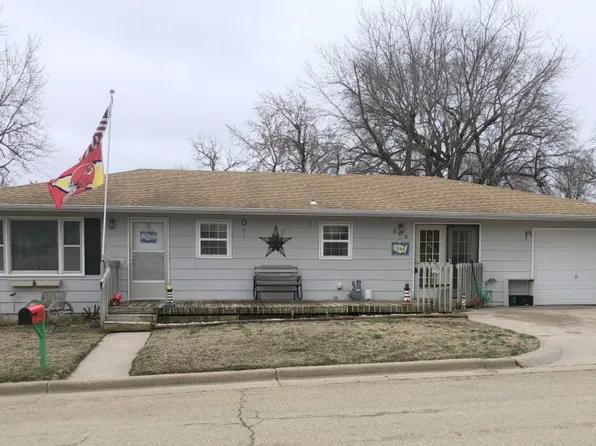 505 W 8th St, Chapman, KS 67431