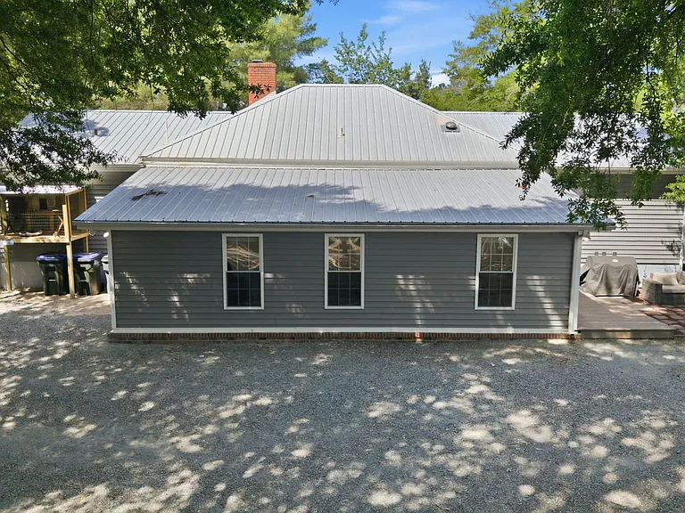1425 Central Dr — Photo 6