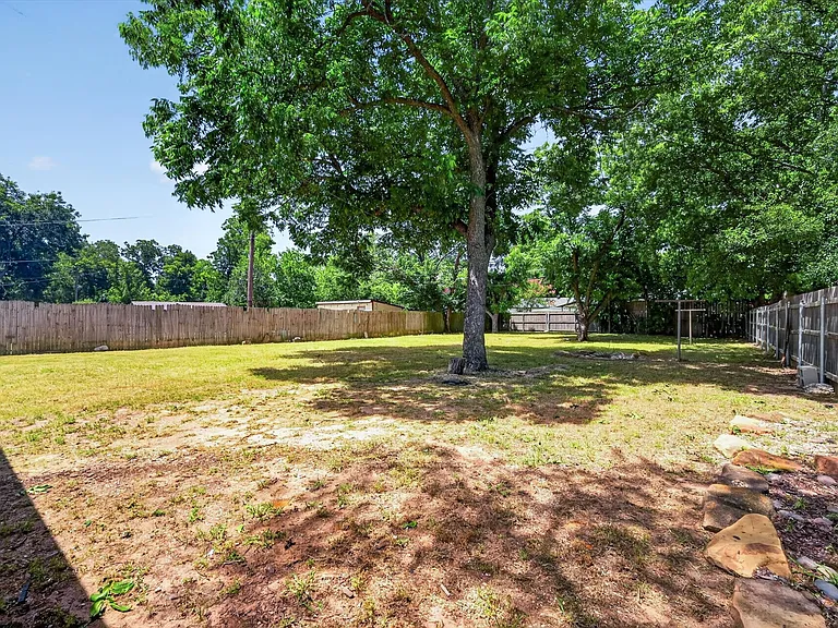 913 Russell Ln — Photo 27