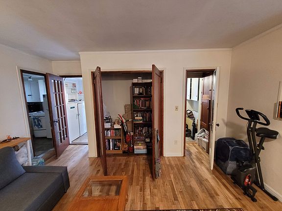 3rd image of 957 Sheridan St