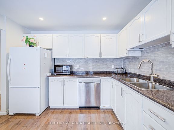 4th image of 52 Applegate Cres