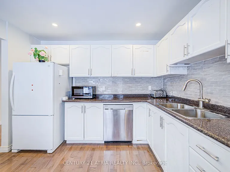 52 Applegate Cres — Photo 4