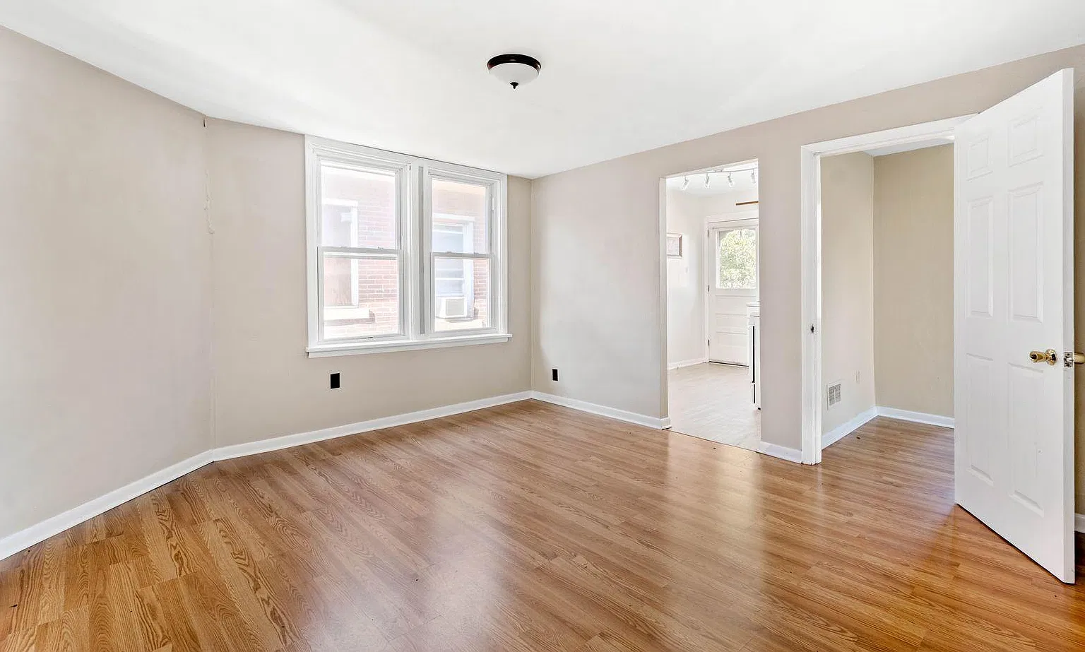 2 bed, 900 sqft, $1,049 — Photo 3