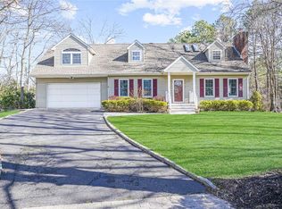 9 Dana Ct, Miller Place, NY 11764