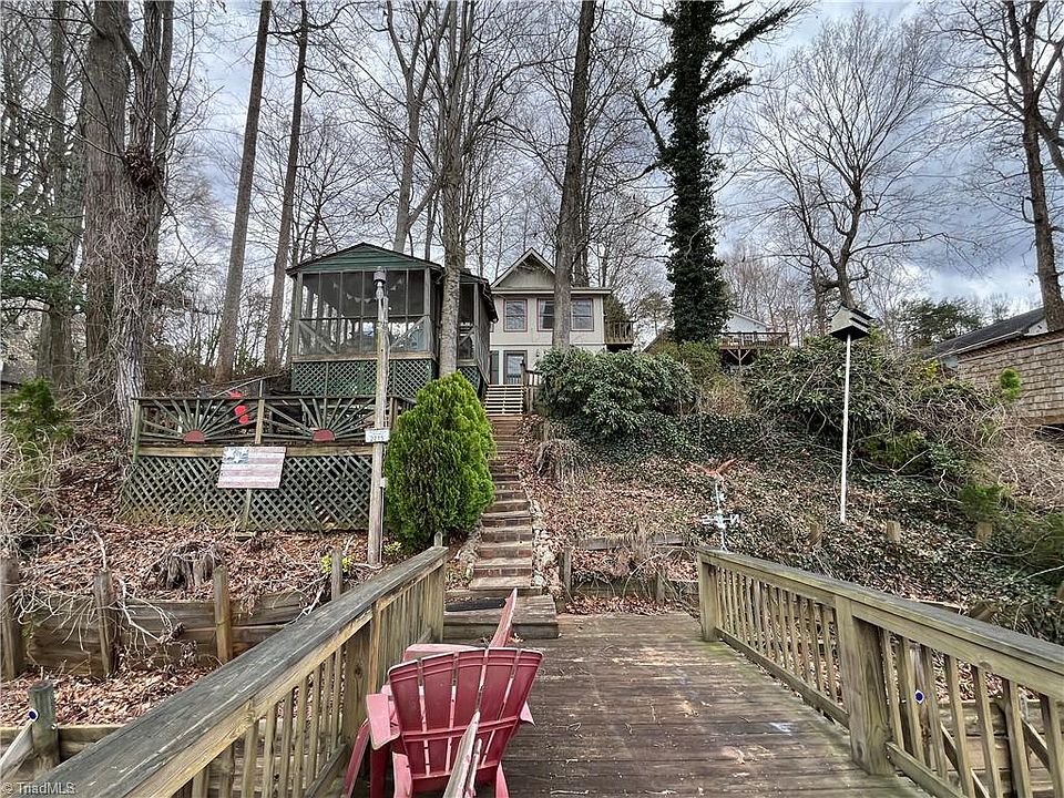 2nd image of 1883 Hickory Point Dr