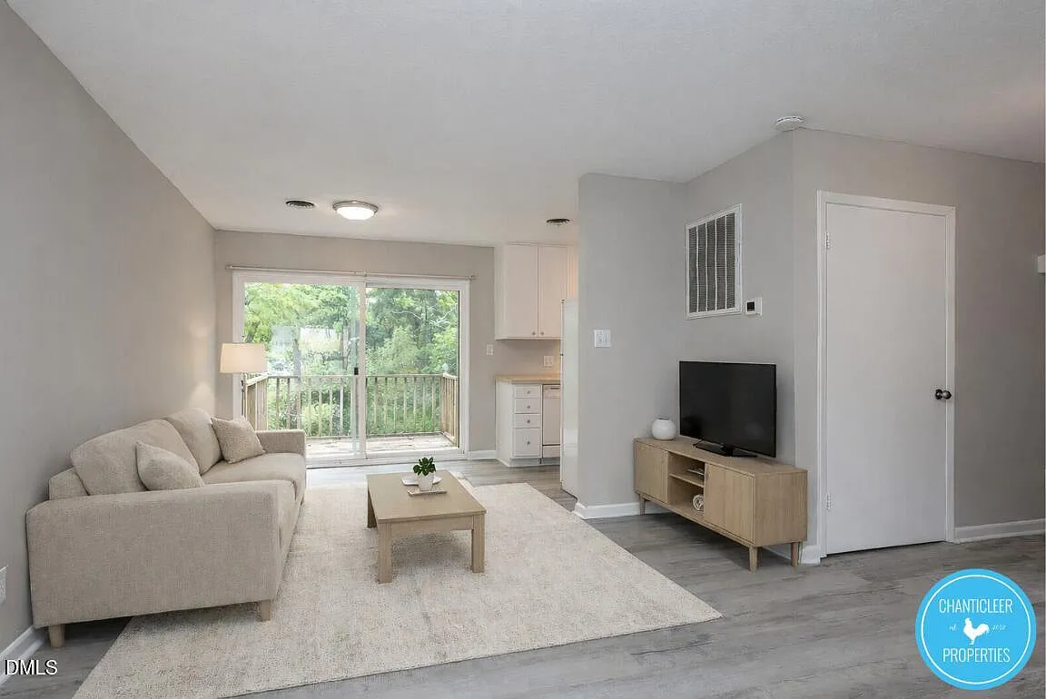 1 bed, 1.0 bath, 896 sqft, $1,195 — Photo 3