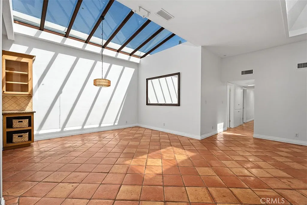 4 bed, 2429 sqft, $5,900 — Photo 3