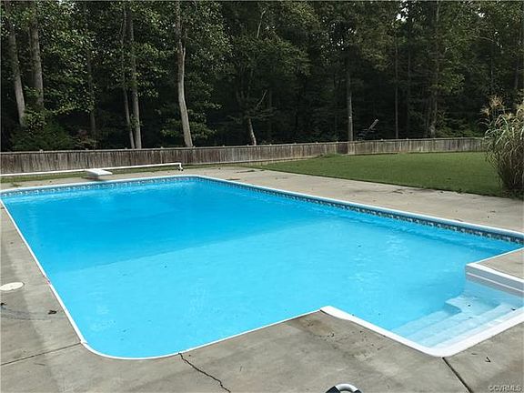 3rd image of 843 Fairfield Dr
