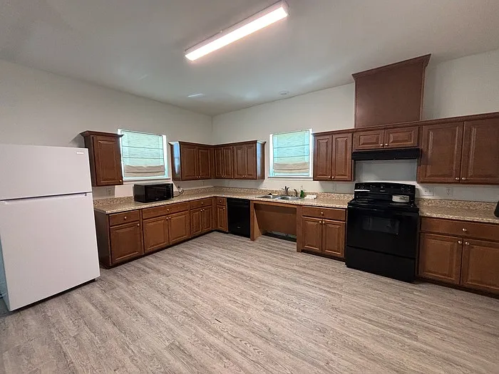 3 bed, 2.0 bath, 1400 sqft, $1,472 — Photo 2