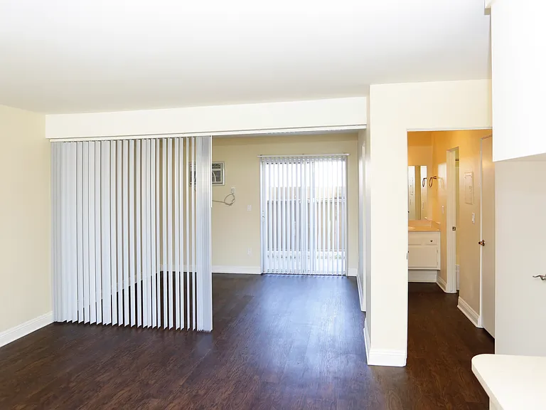 City Plaza Apartments — Photo 6
