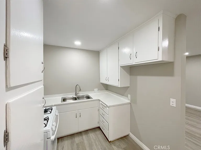 919 E Acacia Ave #Q — Photo 6
